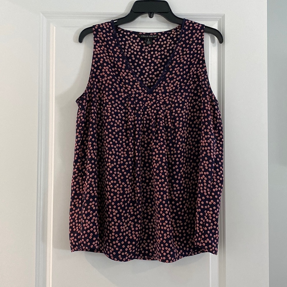 “A Pea In The Pod” M maternity sleeveless blouse